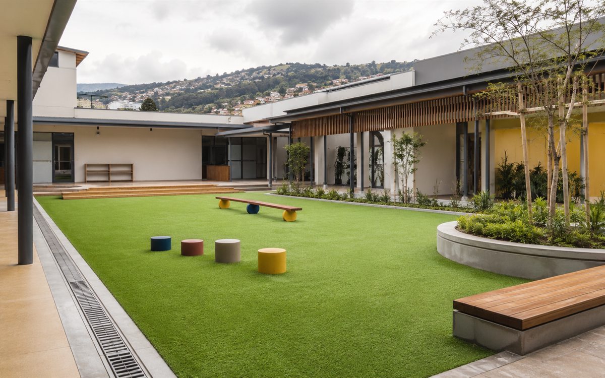 Patio de colegio con césped sintético en Quito